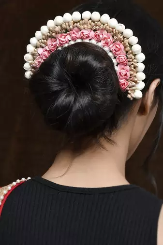 Women peach & gold toned embellished hair accessory set