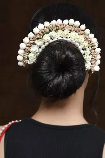 Women cream & gold toned embellished hair accessory set