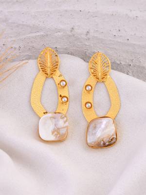 Mother of pearl gold plated earring 1