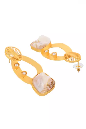 Mother of pearl gold plated earring