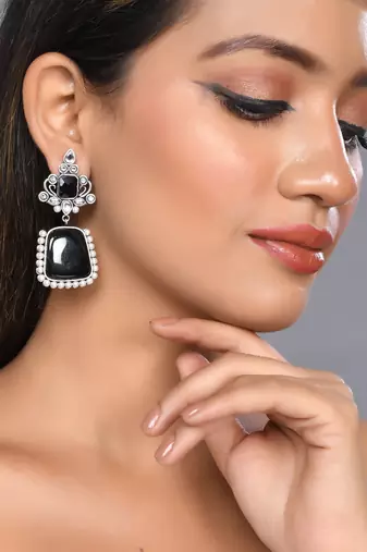 Silver plated pearl black stone drop earring