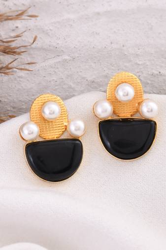 Gold plated pearl stud earring