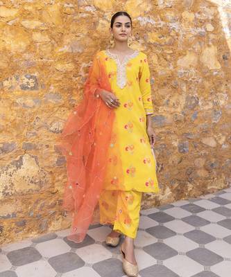 Yellow kurta set with floral embroidered motifs 1