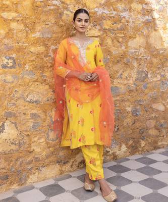 Yellow kurta set with floral embroidered motifs 2