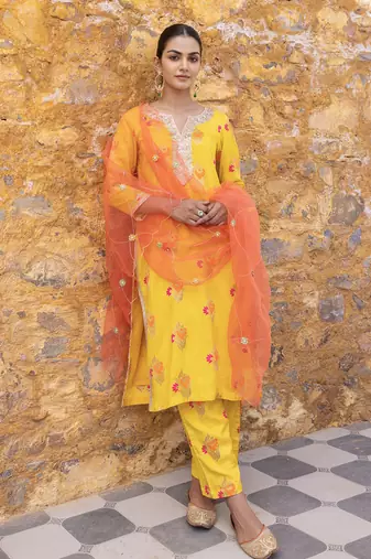 Yellow kurta set with floral embroidered motifs