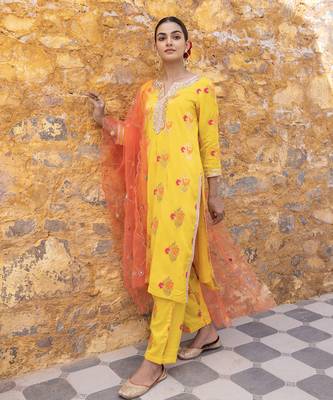 Yellow kurta set with floral embroidered motifs 3