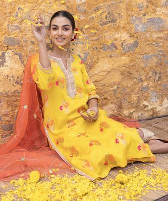 Yellow kurta set with floral embroidered motifs 4