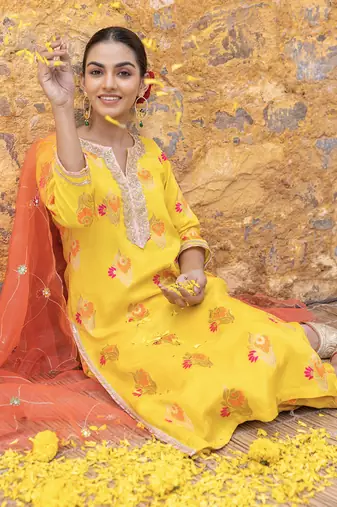Yellow kurta set with floral embroidered motifs
