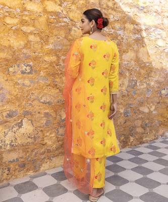 Yellow kurta set with floral embroidered motifs 5