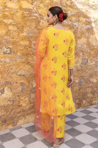 Yellow kurta set with floral embroidered motifs
