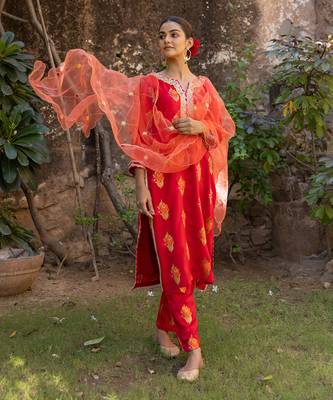 Red kurta set with floral embroidered motifs 1