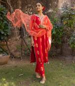 Red kurta set with floral embroidered motifs
