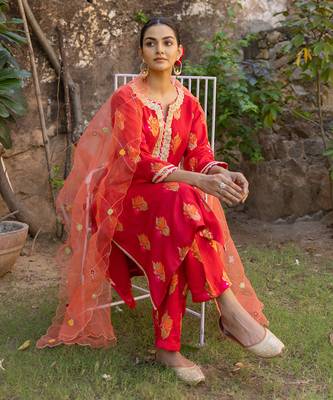 Red kurta set with floral embroidered motifs 2