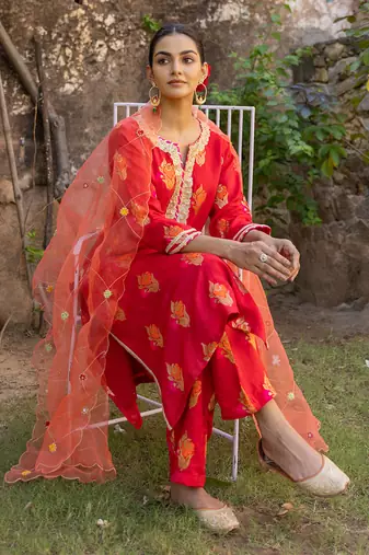 Red kurta set with floral embroidered motifs