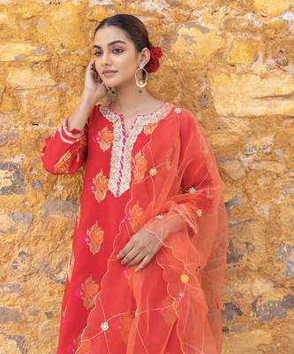 Red kurta set with floral embroidered motifs 3