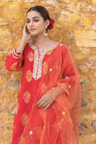 Red kurta set with floral embroidered motifs