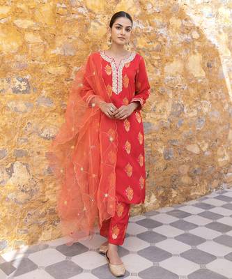 Red kurta set with floral embroidered motifs 4