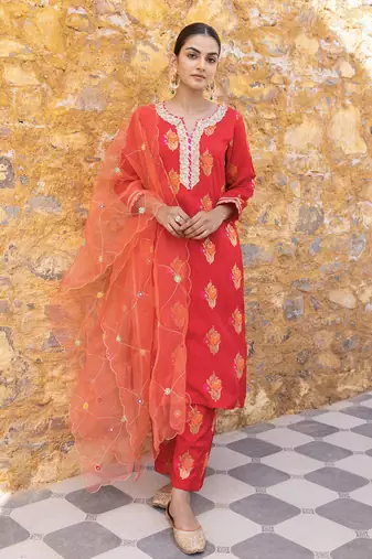 Red kurta set with floral embroidered motifs