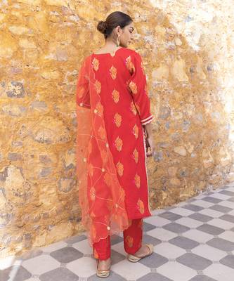 Red kurta set with floral embroidered motifs 5