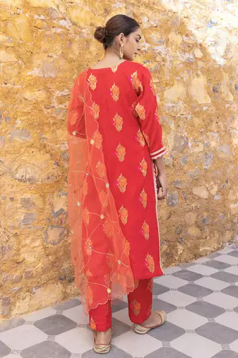 Red kurta set with floral embroidered motifs