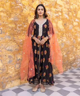 Black flared anarkali set with zari floral embroidered motifs 2