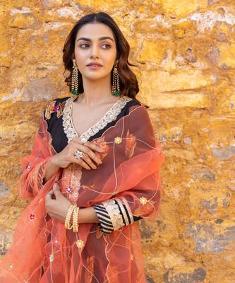 Black flared anarkali set with zari floral embroidered motifs 3