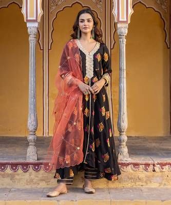 Black flared anarkali set with zari floral embroidered motifs 1