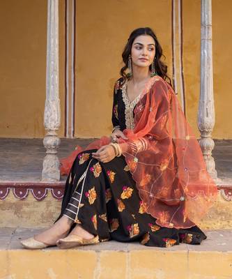 Black flared anarkali set with zari floral embroidered motifs 4