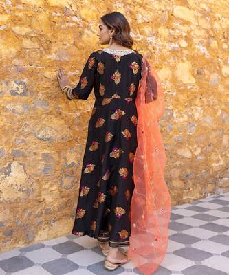 Black flared anarkali set with zari floral embroidered motifs 5