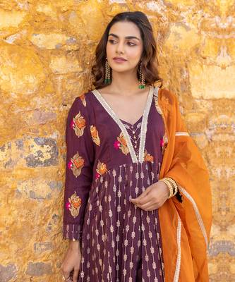 Brown anarkali set with floral embroidered motifs 3