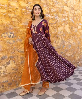 Brown anarkali set with floral embroidered motifs 4
