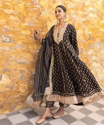 Black zari embroidered anarkali set 3