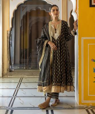 Black zari embroidered anarkali set 4