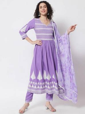 Women Lavender Flared Suit Set with Dupatta 1