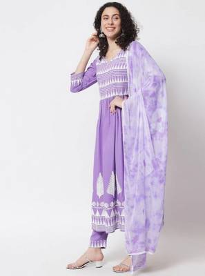 Women Lavender Flared Suit Set with Dupatta 3