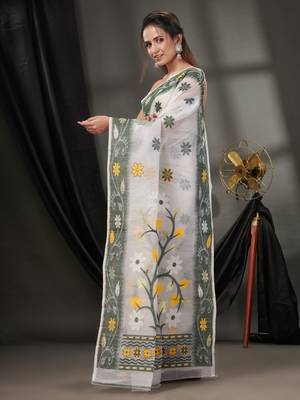 White Cotton Dhakai Jamdani Handwoven Saree With Floral Designs Without Blouse 3