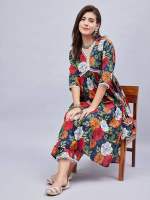 Winred woman blue floral print lace detailing kurta set 3