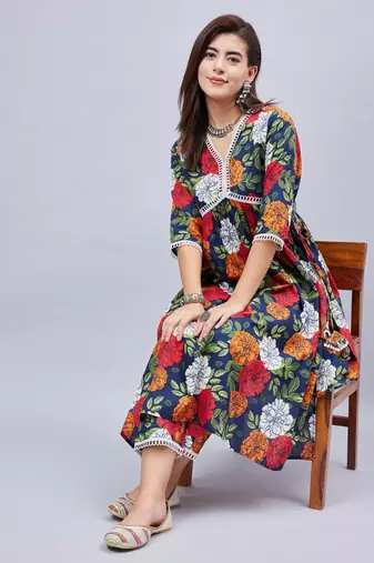 Winred woman blue floral print lace detailing kurta set
