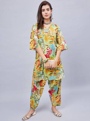 Winred woman multicolour printed v-neck co-ord set 1