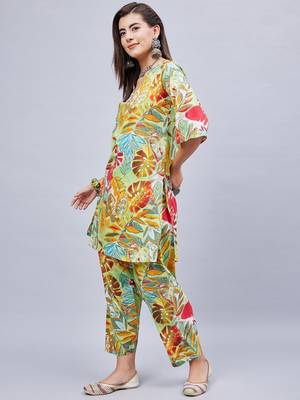 Winred woman multicolour printed v-neck co-ord set 3