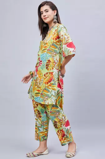 Winred woman multicolour printed v-neck co-ord set