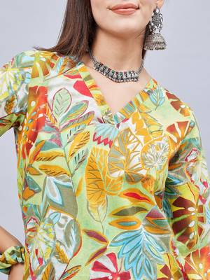 Winred woman multicolour printed v-neck co-ord set 5