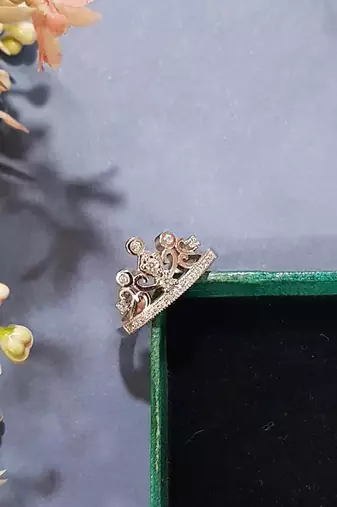 White crown silver ring