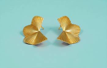 DESINGER GOLDEN EARRING FOR WOMEN 1