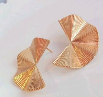 DESINGER GOLDEN EARRING FOR WOMEN 2