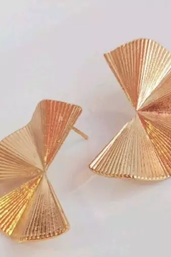 DESINGER GOLDEN EARRING FOR WOMEN