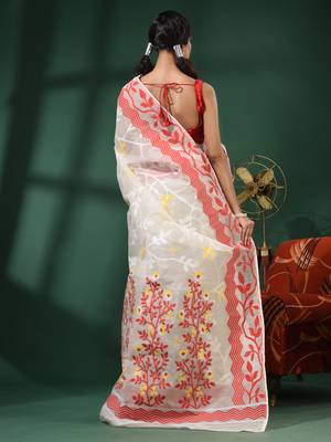 White Handwoven Dhakai Jamdani Saree With Foliage Designs Without Blouse 4