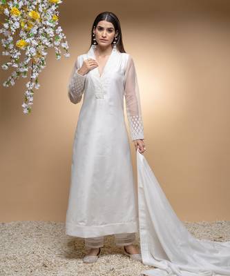 Ivory applique embroidered kurta set. 2