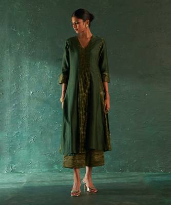 Deep green chanderi kurta set with striped panels 3