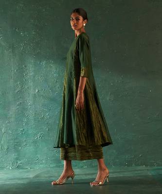 Deep green chanderi kurta set with striped panels 4